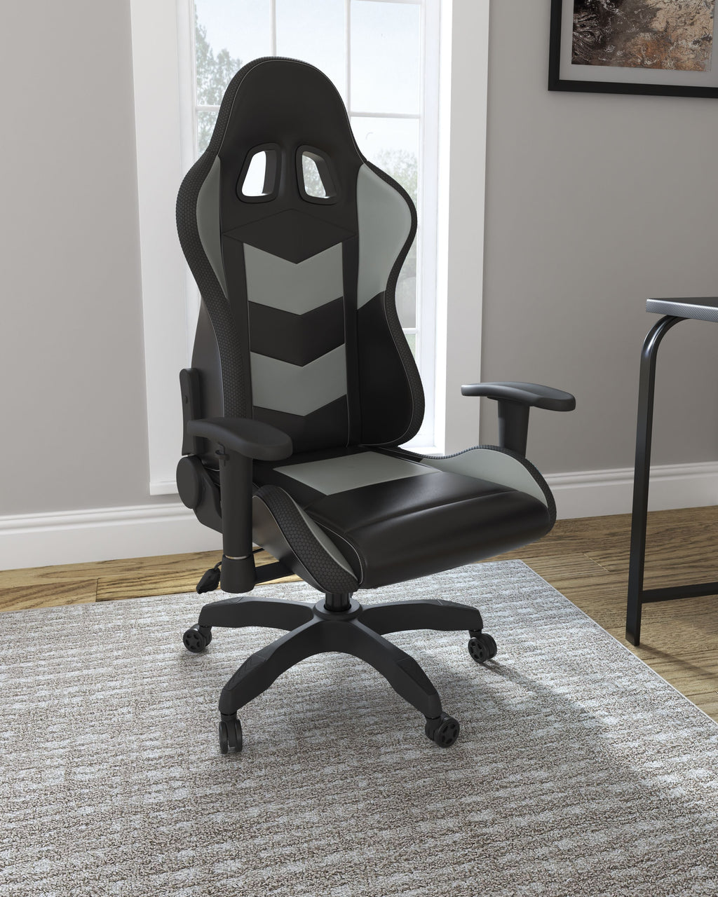 Lynxtyn Swivel Chair