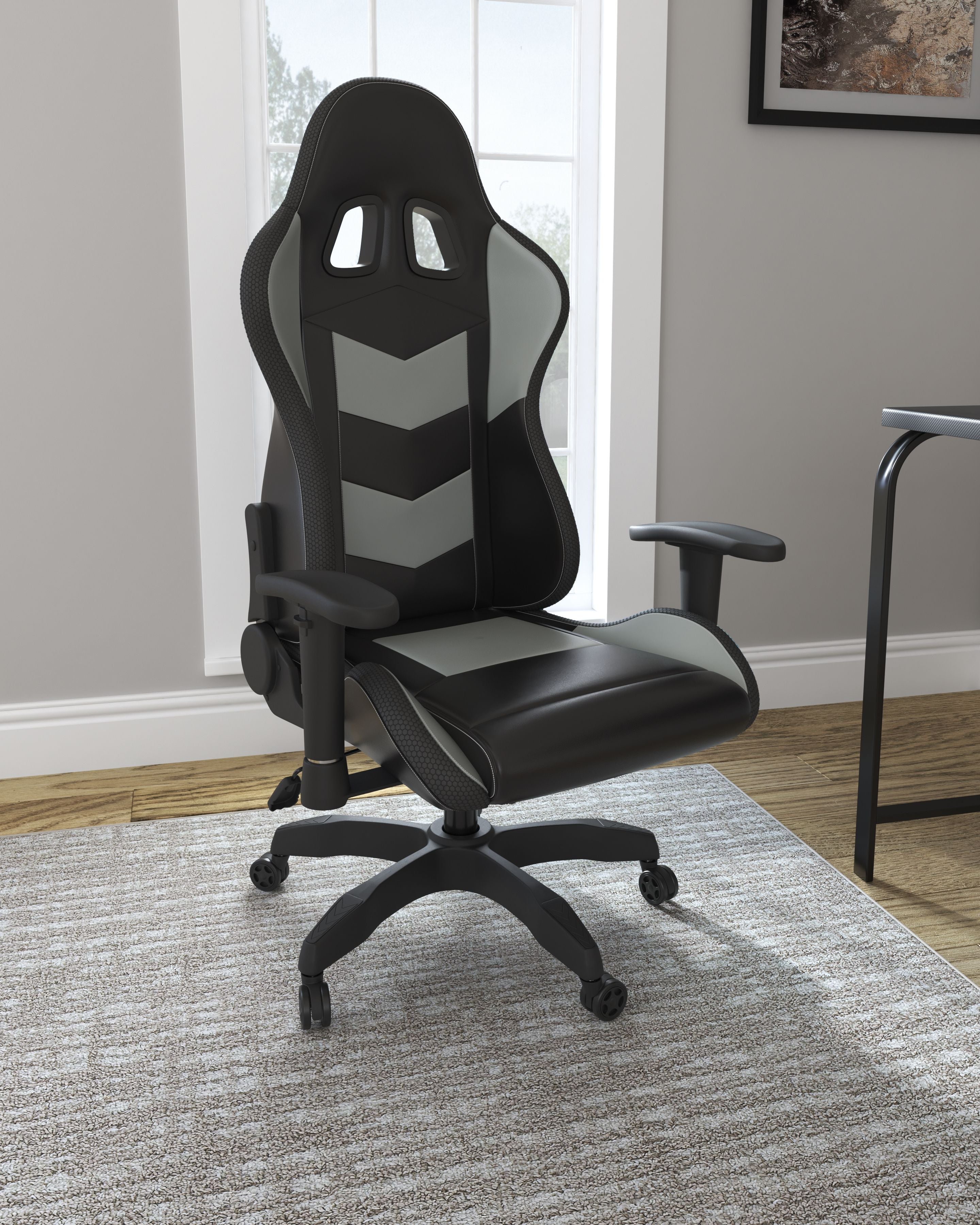 Lynxtyn Swivel Chair
